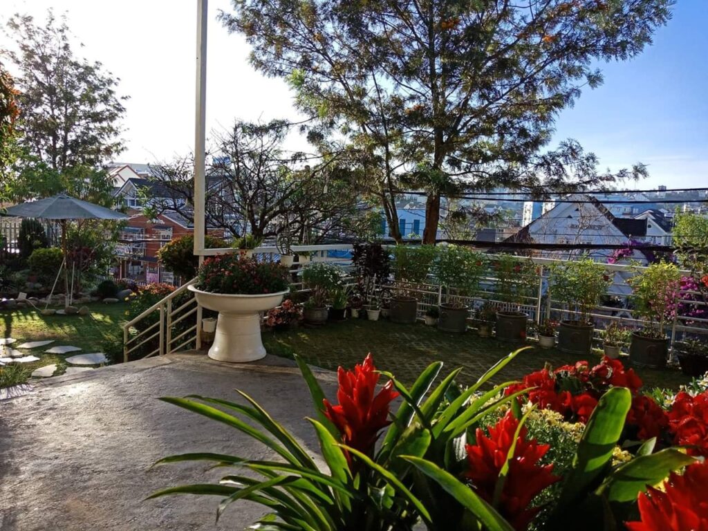 villa-garden-view